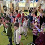 Zabawa dzieci w kółkach z hula-hop