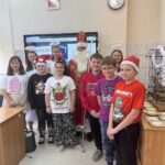 Zdjęcie zbiorowe ze Św. Mikołajem i Aniołkami uczniów kl. 5