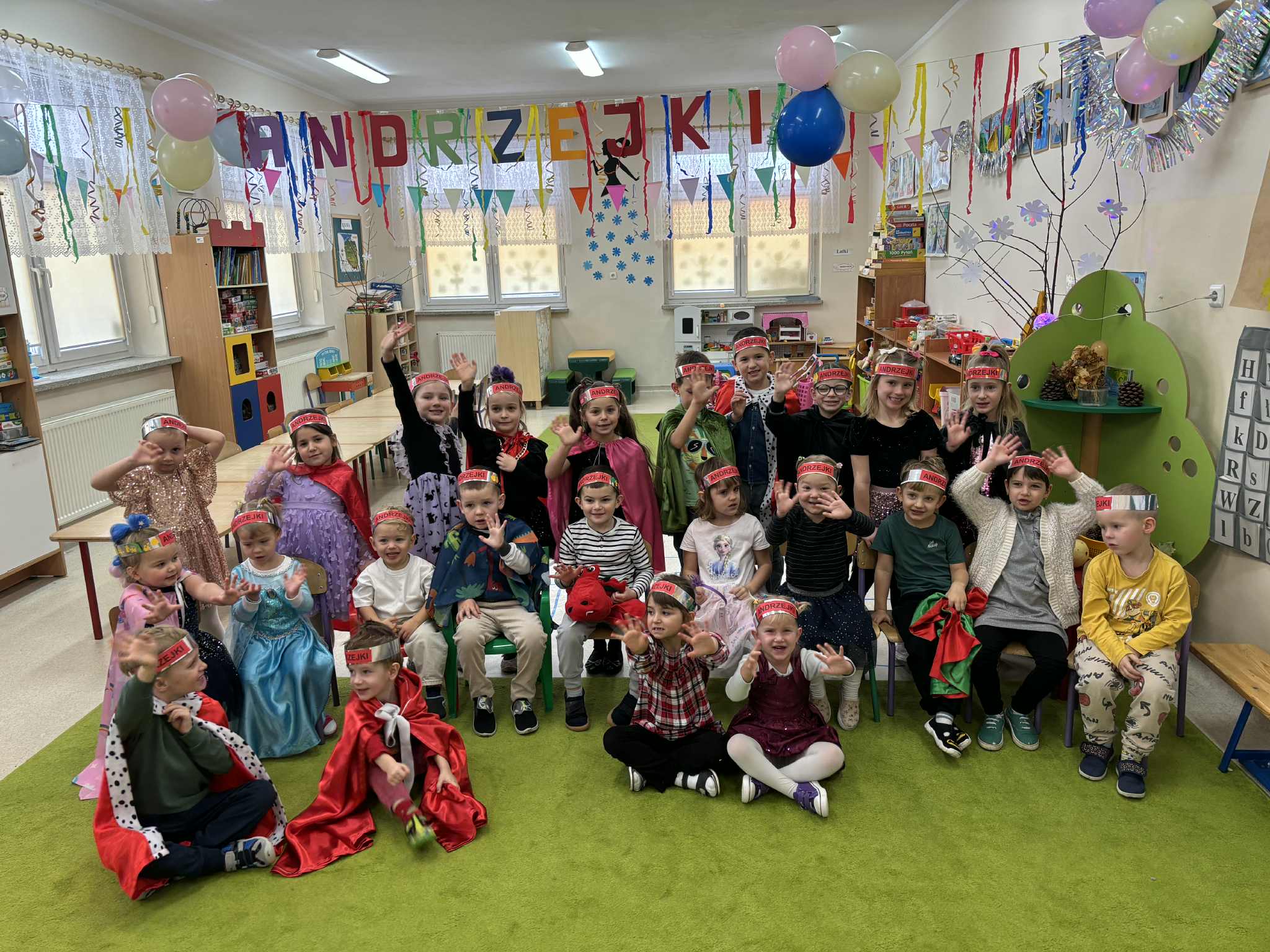 Zdjęcie zbiorowe dzieci; niektóre dzieci są w przebraniu