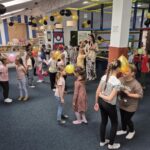 Zabawa z balonikami - dwoje dzieci tańczą trzymając czołami balonik