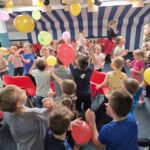 Zabawa z balonikami - podrzucanie baloników