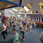 Zabawa ruchowa dzieci - skoki na jednej nodze