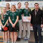 Dziewczęta z medalami i dyplomami wraz z nauczycielem wych. fiz.