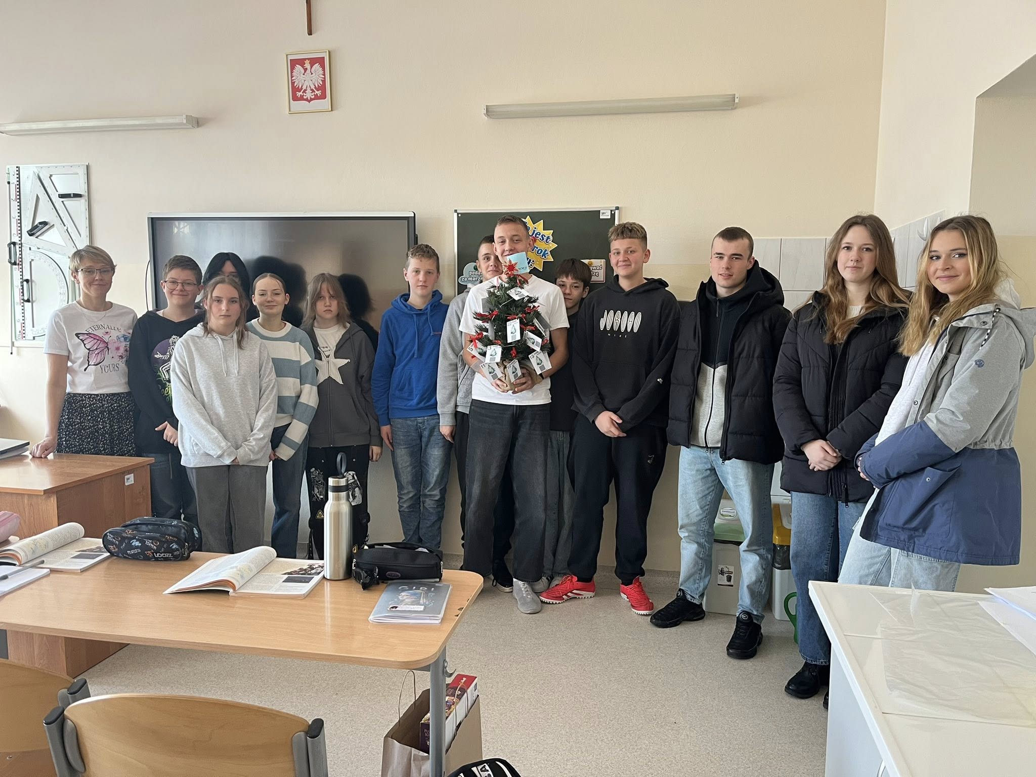 Uczniowie Zespołu Szkół im. Św. Kingi wręczyli Kalendarz adwentowy naszym ósmoklasitom