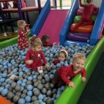 Zabawa dzieci w basenie z piłkami