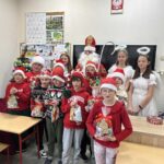 Zdjęcie zbiorowe ze Św. Mikołajem i Aniołkami uczniów kl. 3