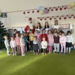 Zdjęcie zbiorowe ze Św. Mikołajem i Aniołkami dzieci przedszkolnych