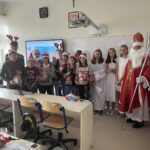 Zdjęcie zbiorowe ze Św. Mikołajem i Aniołkami uczniów kl. 6