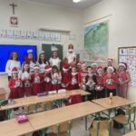 Zdjęcie zbiorowe ze Św. Mikołajem i Aniołkami uczniów kl. 1