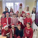Zdjęcie zbiorowe ze Św. Mikołajem i Aniołkami uczniów kl. 2