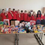 Zebrane dary wraz z wolontariuszami
