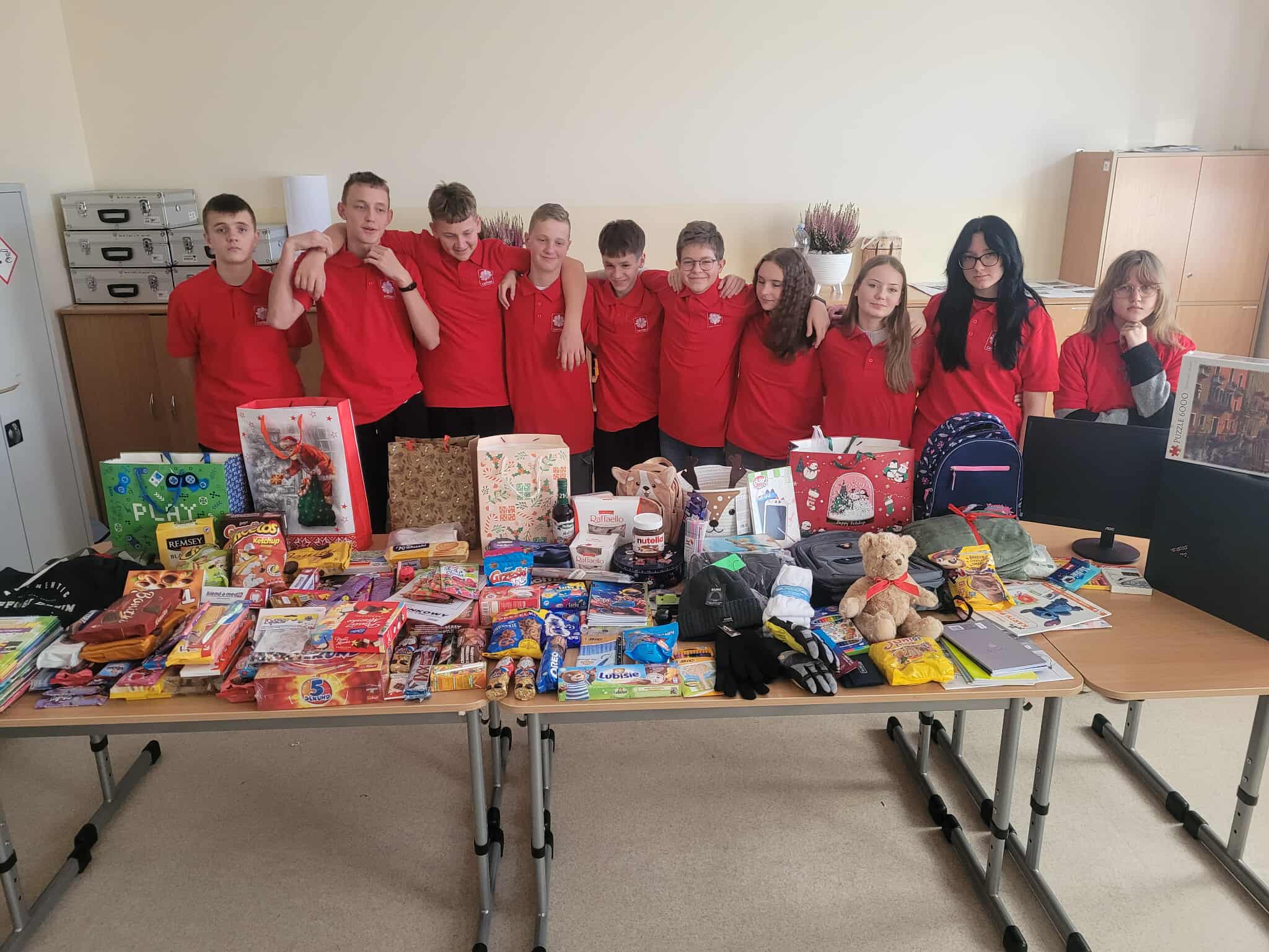 Zebrane dary wraz z wolontariuszami