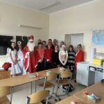 Zdjęcie zbiorowe ze Św. Mikołajem i Aniołkami uczniów kl. 8
