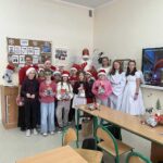 Zdjęcie zbiorowe ze Św. Mikołajem i Aniołkami uczniów kl. 4