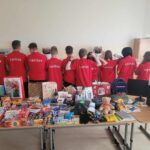 Zebrane dary wraz z wolontariuszami (uczniowie ustawieni tyłem)