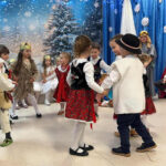 Dzieci tańczą