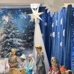 Fragment: szopka z postaciami przy niej