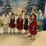 Dziewczynki w strojach góralskich i chłopcy jako pastuszkowie