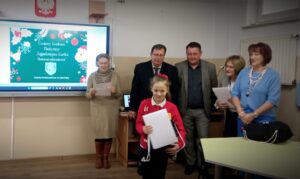 Uczennica podczas rozdania nagród.