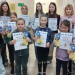 Uczniowie, którzy wzięli udział w konkursie z dyplomami i nagrodami