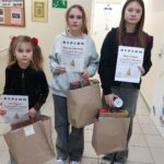 Uczennice - laureatki konkursu z dyplomami i nagrodami
