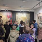 Uczniowie w Galerii Sztuki Mgr Mors Karo