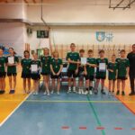 Zdjęcie zbiorowe naszych zawodniczek i zawodników z medalami i dyplomami wraz z nauczycielem wychowania fizycznego