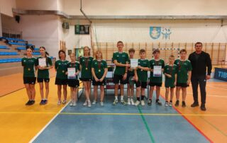 Zdjęcie zbiorowe naszych zawodniczek i zawodników z medalami i dyplomami wraz z nauczycielem wychowania fizycznego