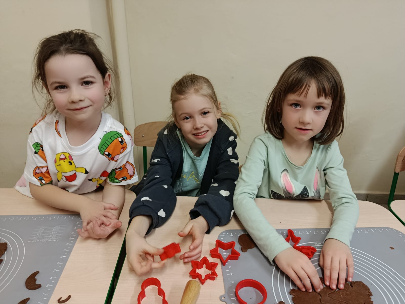 Dziewczynki podczas pieczenia pierników
