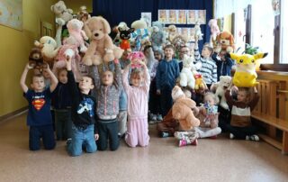 Uczniowie ze swoimi pluszakami.