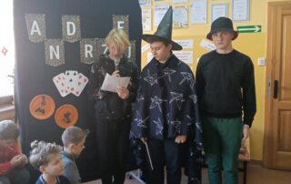 Uczniowie podczas andrzejek.