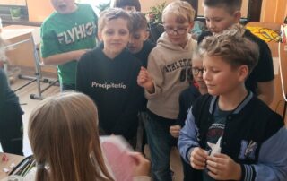 Uczniowie kl. IV podczas zabaw andrzejkowych.