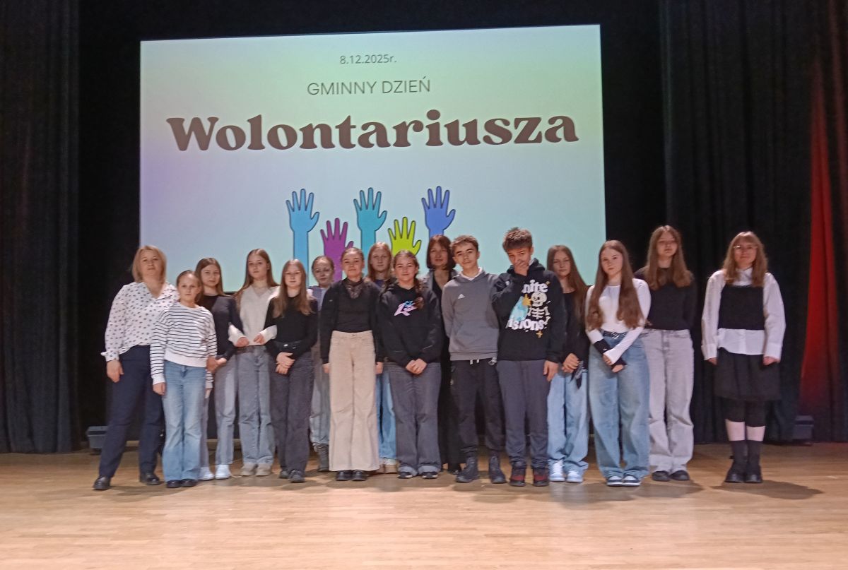 Uczniowie podzcas Gminnego Dnia Wolontariusza.
