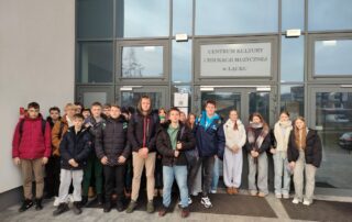 Uczniowie przed CKiEM w Łacku.