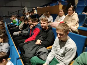 Uczniowie przed spektaklem.