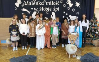Uczniowie, występujący w jasełkach.