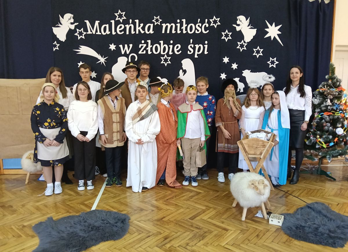 Uczniowie, występujący w jasełkach.
