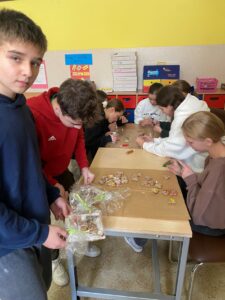 Uczniowie podczas przygotowania upominków dla mieszkańców Obidzy.