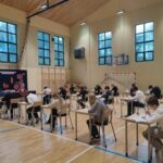 Uczniowie piszą test konkursowy