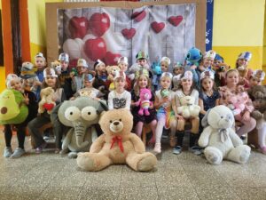 Na pierwszym planie znajduje się liczna grupa dzieci.