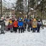 Uczniowie w parku w zimowej scenerii