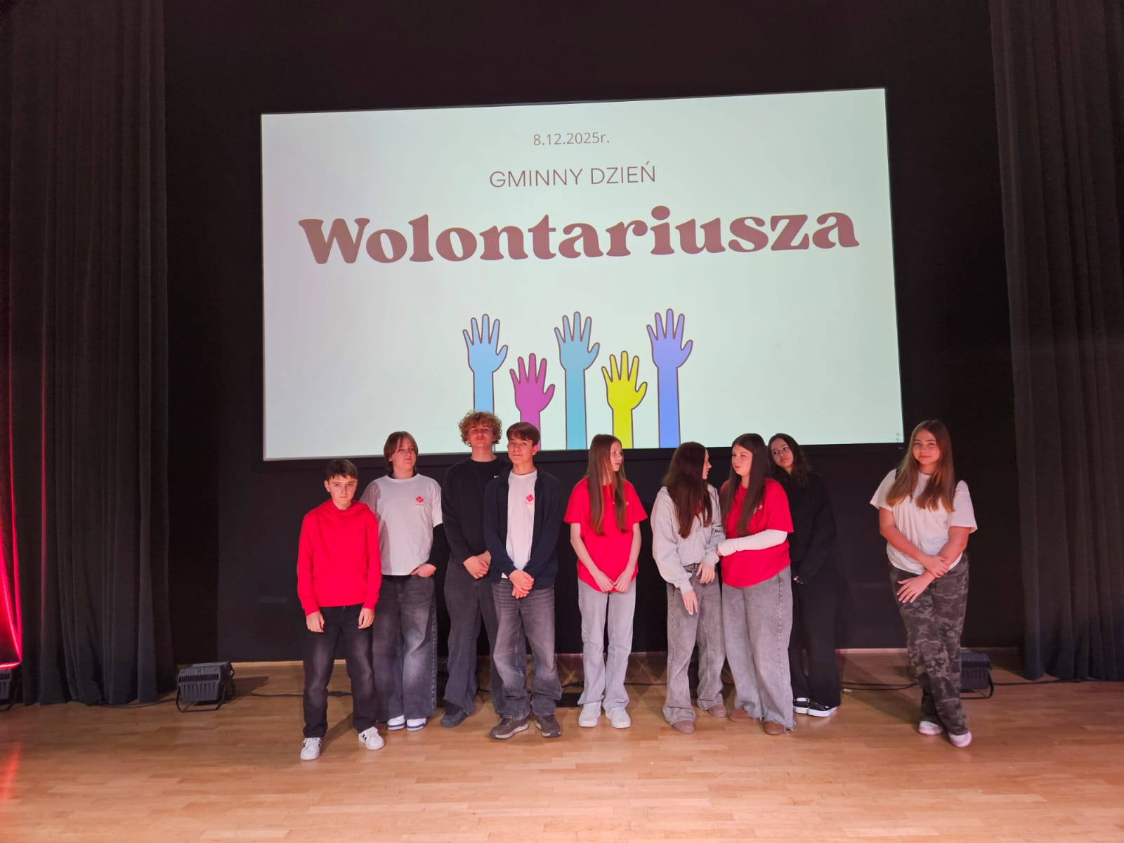 Uczniowie klasy 8 podczas Dnia Wolontariusza