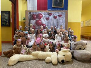 W centralnej części obrazu widać grupę ,,Pszczółki''. Dzieci w rękach trzymają swoje pluszowe misie.