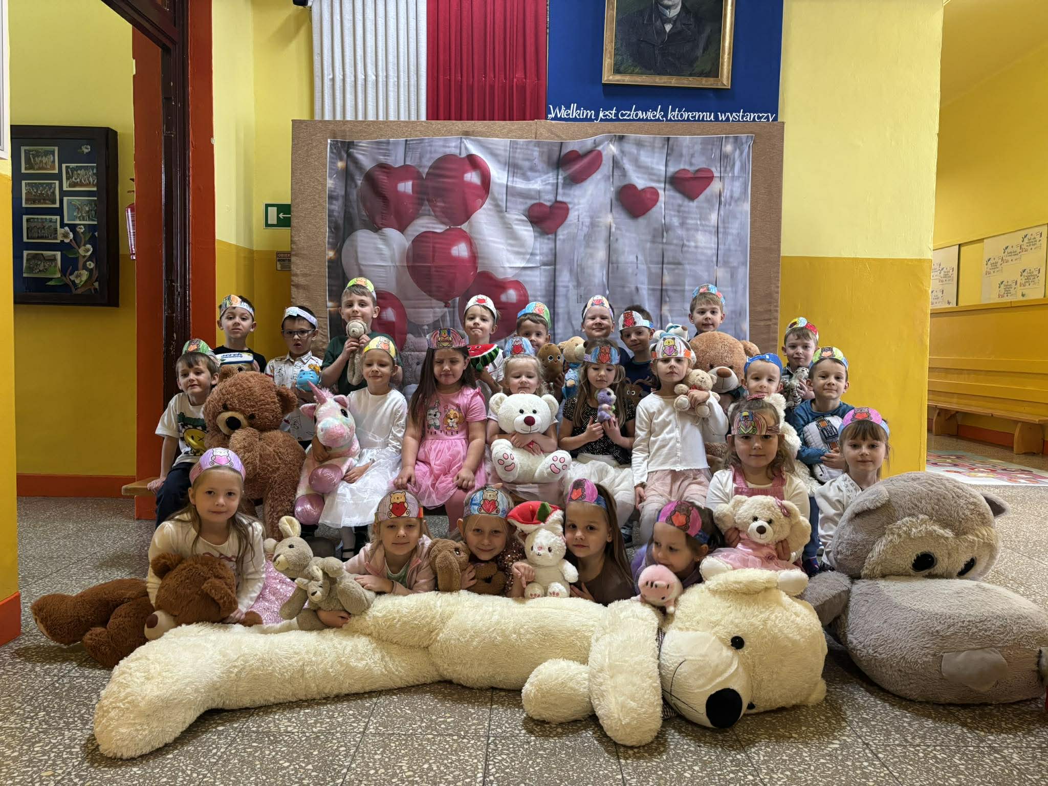 W centralnej części obrazu widać grupę ,,Pszczółki''. Dzieci w rękach trzymają swoje pluszowe misie.