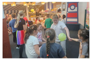 Uczniowie podczas zabawy andrzejkowej.