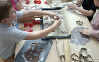 Podczas pieczenia pierniczków.