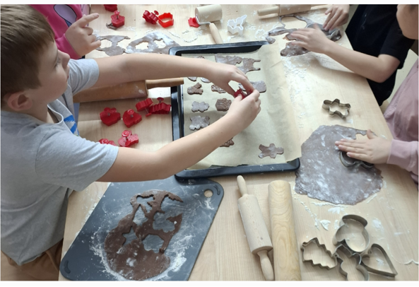 Podczas pieczenia pierniczków.