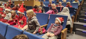 Uczniowie przed spektaklem.