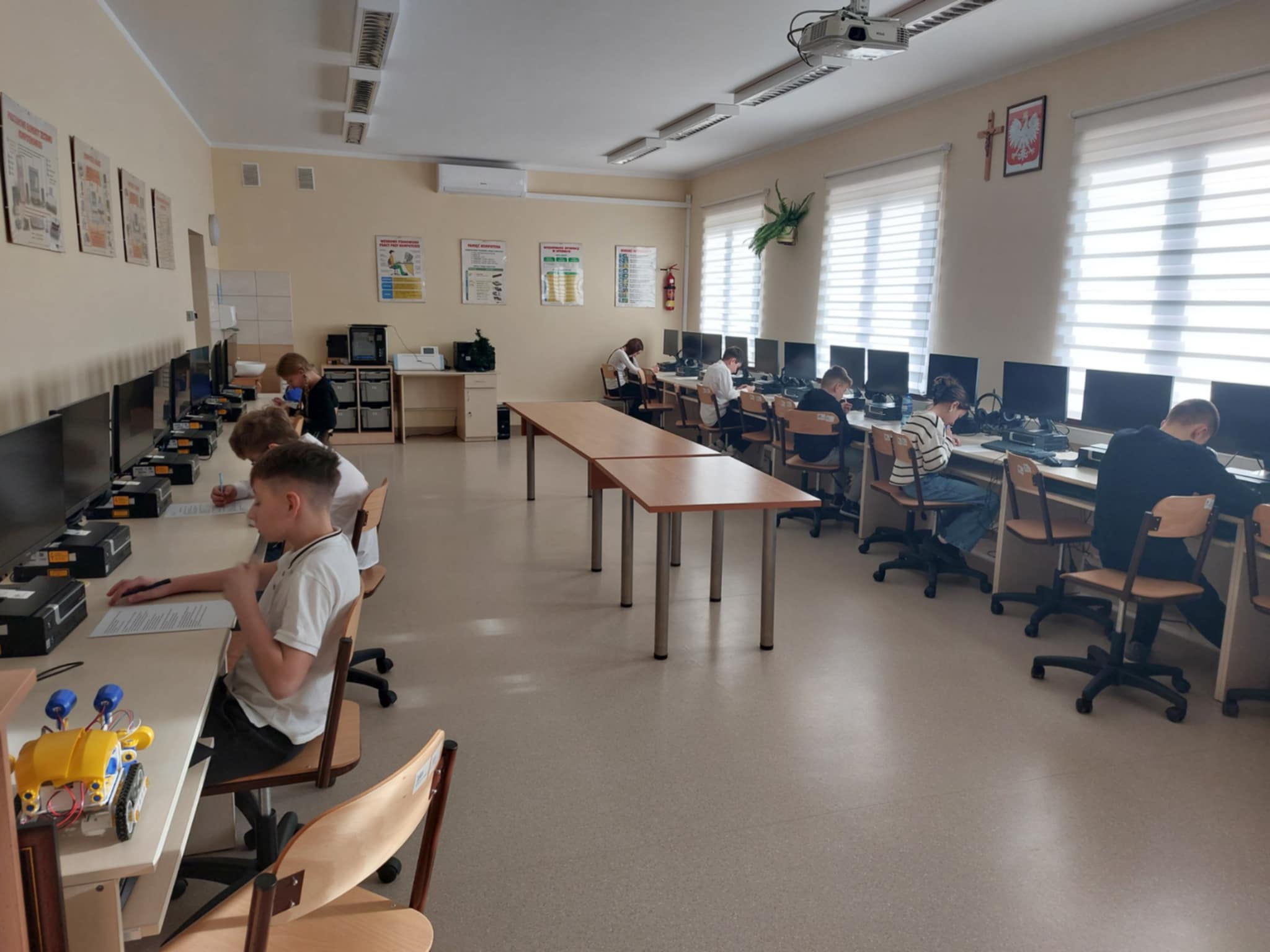 Uczniowie podczas konkursu w sali komputerowej