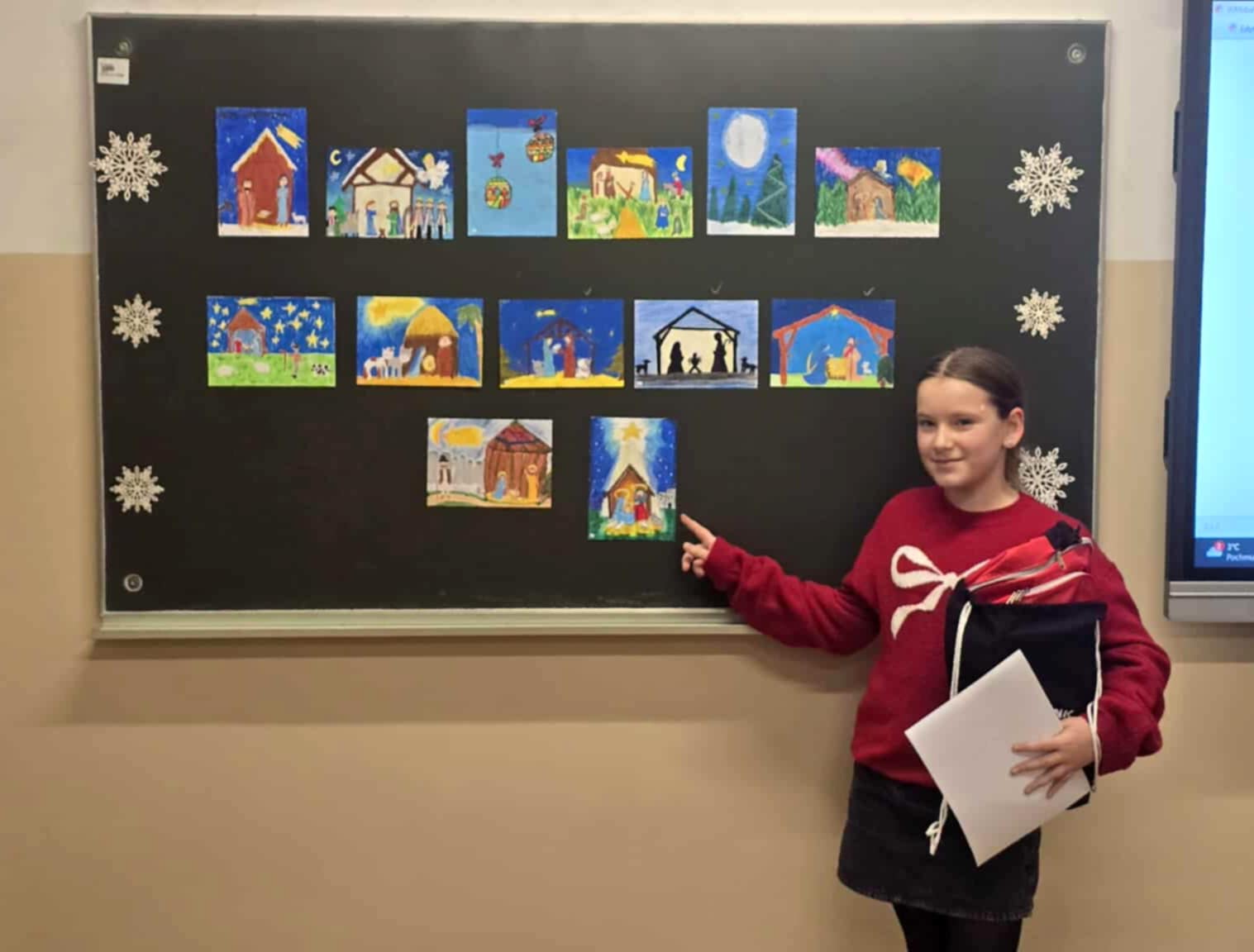 Uczennica prezentuje swoją pracę plastyczną